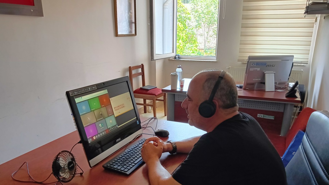 İlçemizde görev yapan kurum idarecileri ve rehber öğretmenlere yönelik Psikososyal koruma, önleme ve krize müdahale konulu online toplantı düzenlenmiştir.